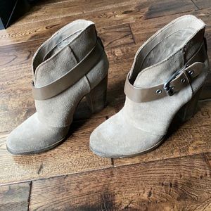 BCBG Paris size 8 heeled bootie